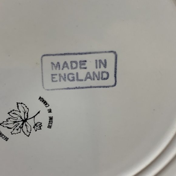 Vintage Christmas Plate. Made In England. Decorated In Canada. Very Good Conditi - Picture 7 of 9